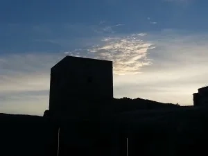 "Banner promocional de IATI para seguro de viaje en moto."