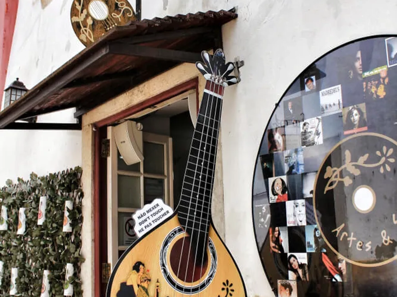 fachasda de uma casa de fados com guitarra portuguesa pendurada