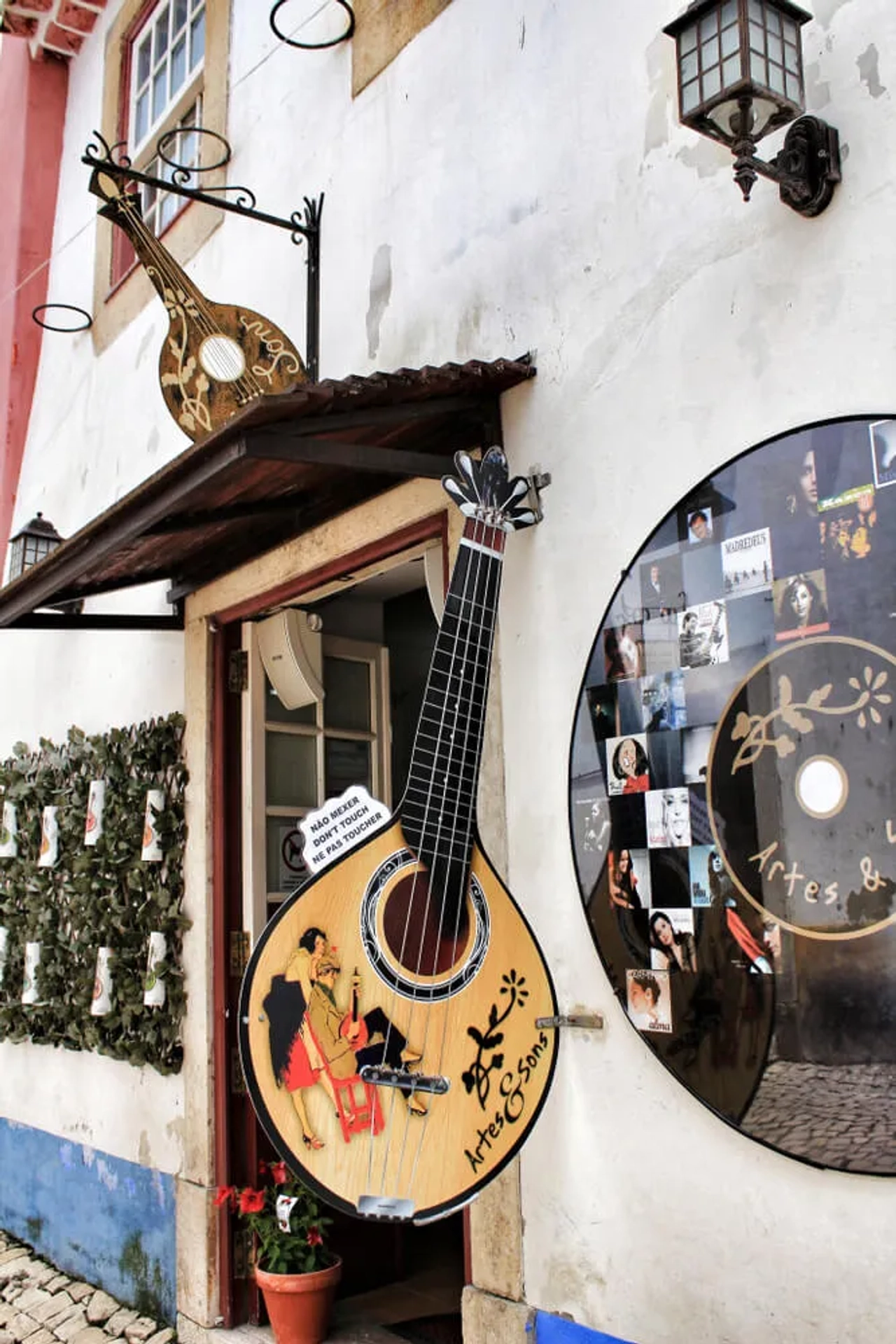 fachasda de uma casa de fados com guitarra portuguesa pendurada