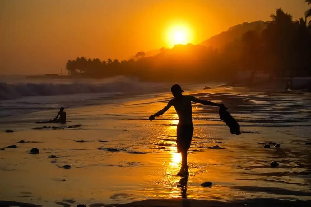 Surfear en el Sunzal El Salvador