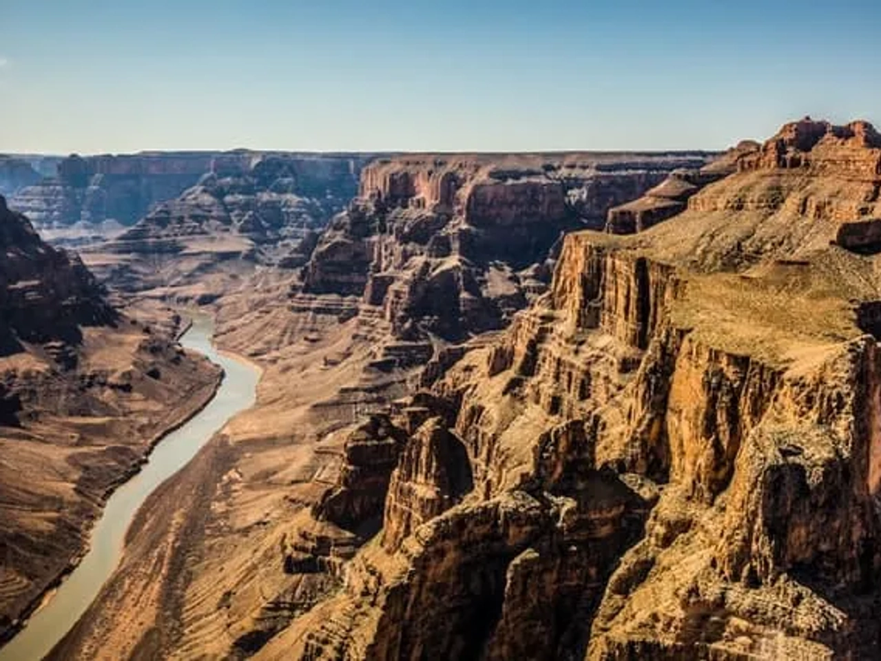 fotografia aérea de montanhas rochosas castanhas