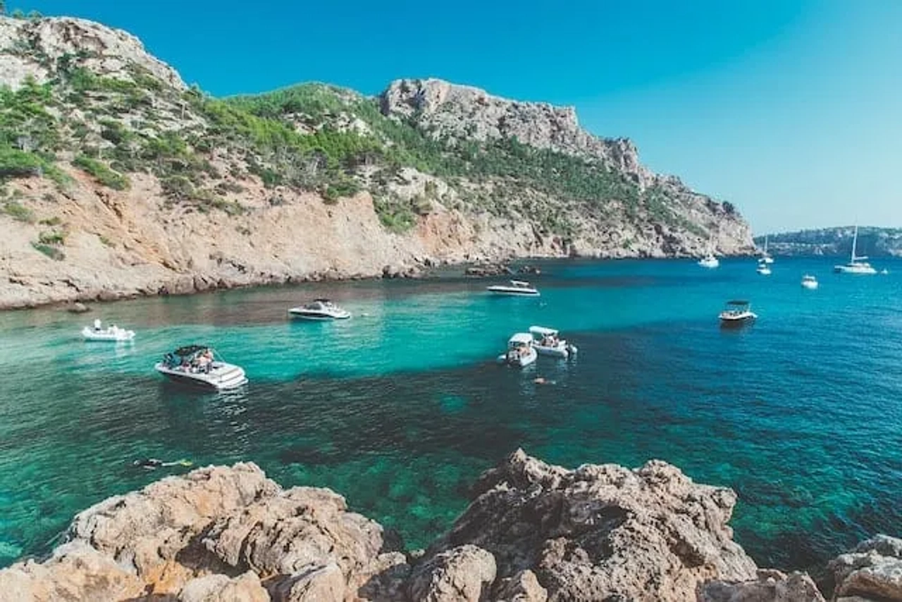 barcos atracados numa enseada com rochas em maiorca