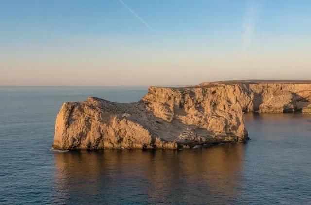 cabo de sagres rodeado por agua
