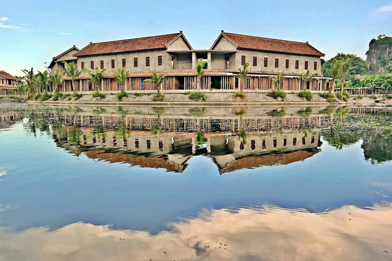 reflexo na agua em ninh binh