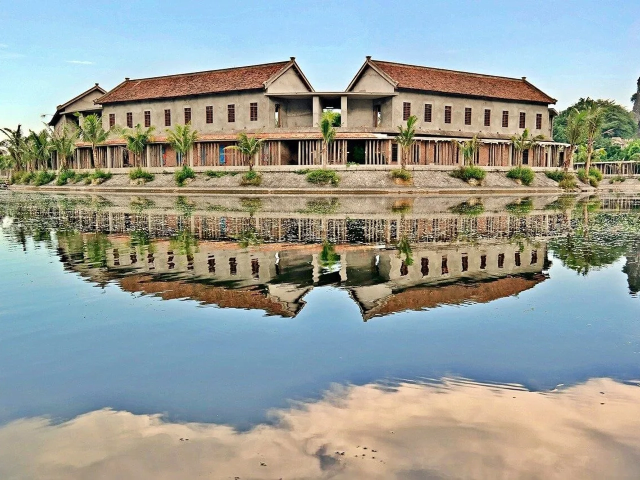 reflexo na agua em ninh binh