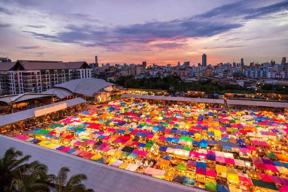 vista aerea do mercado chatuchak ao anoitecer