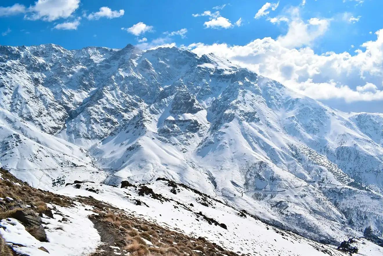 Monti dell’Atlante innevati durante l’inverno in Marocco