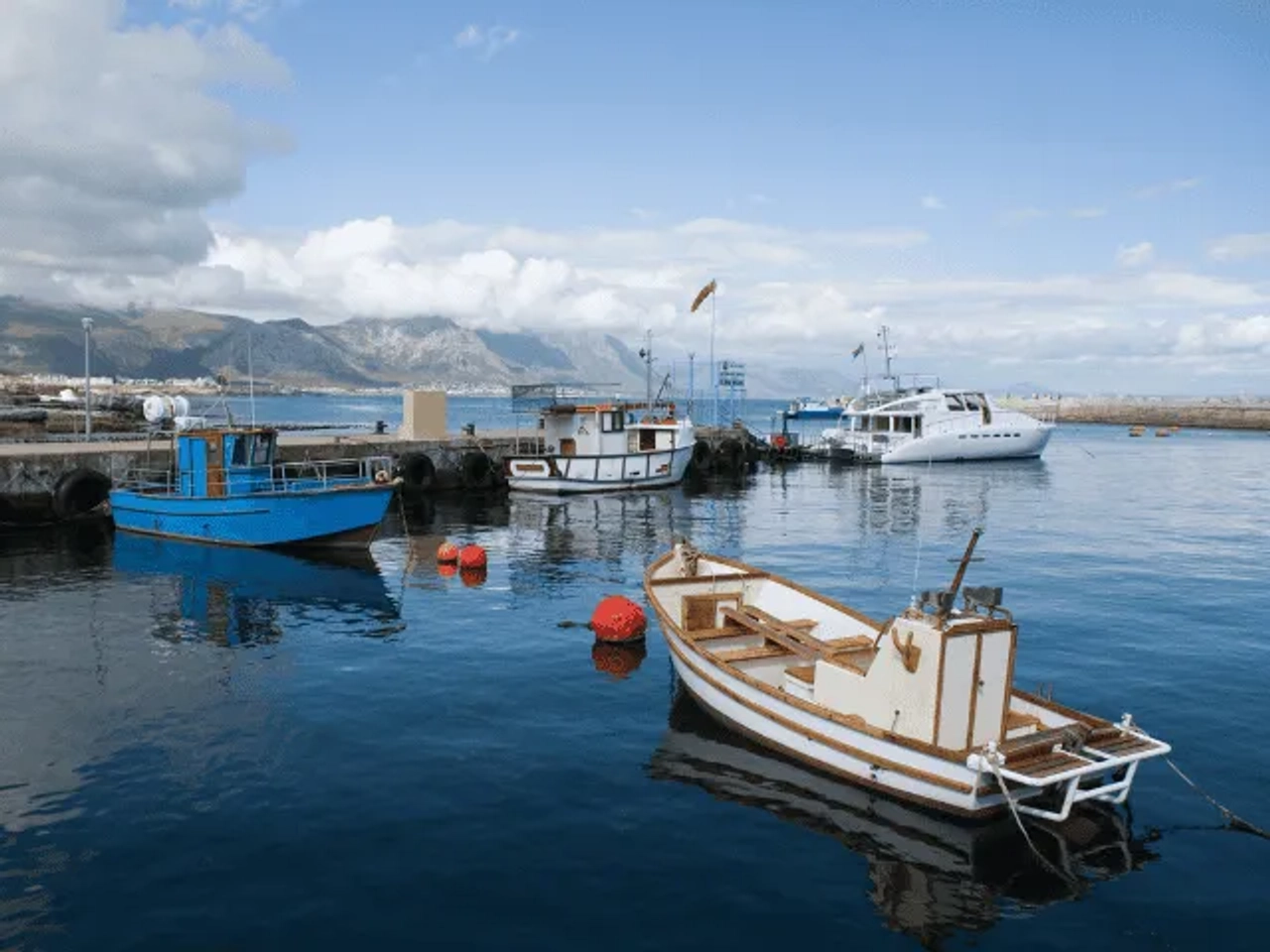 vários barcos numa marina em hermanus na africa do sul