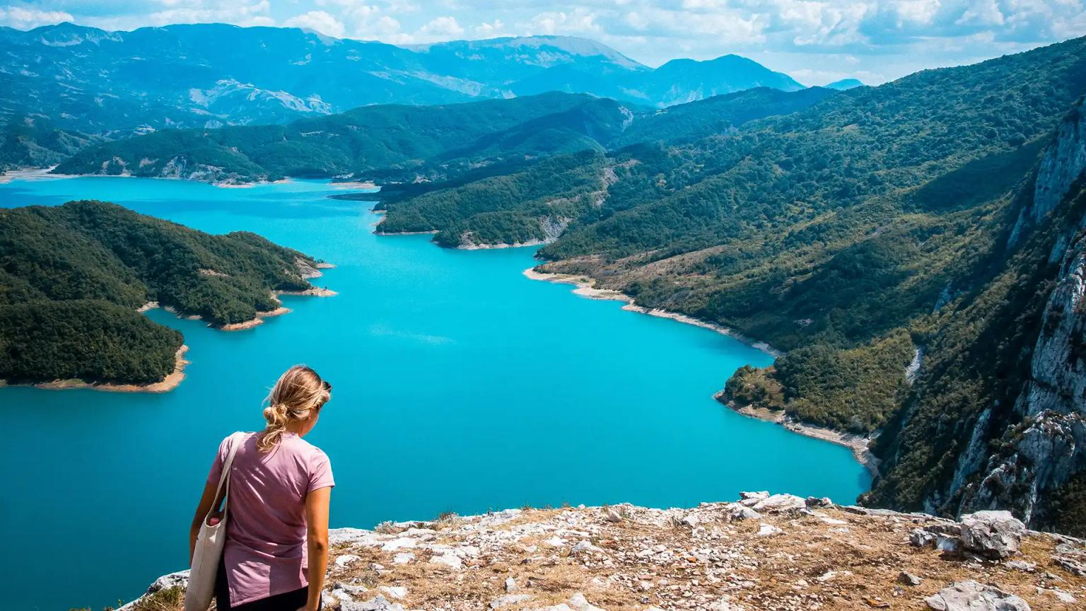 una chica mirando unos lagos de albania