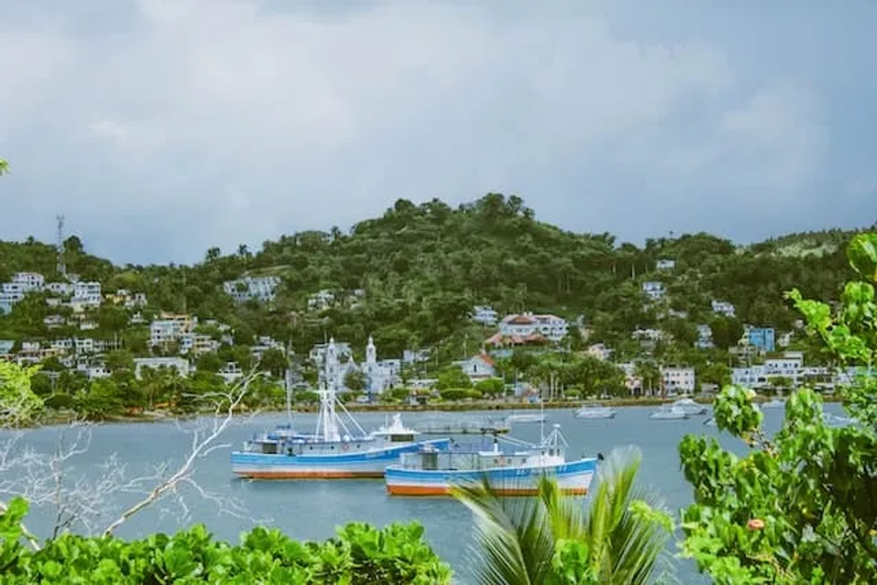 barcos na agua com vales ao redor na republica dominicana