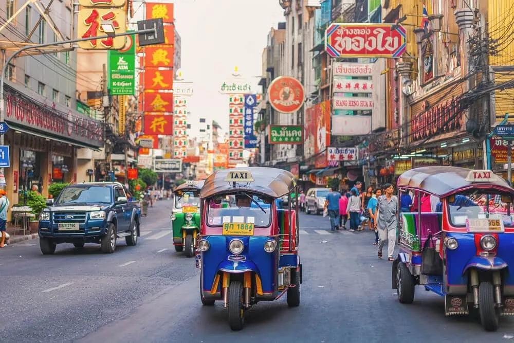 tuktuks numa rua da chinatown de banguecoque