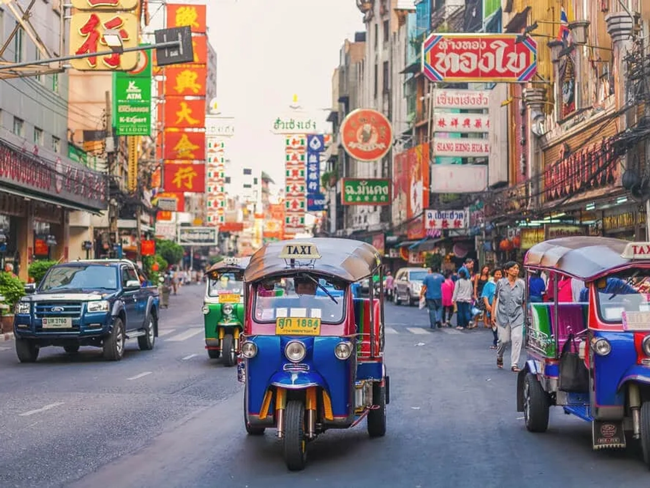 tuktuks numa rua da chinatown de banguecoque