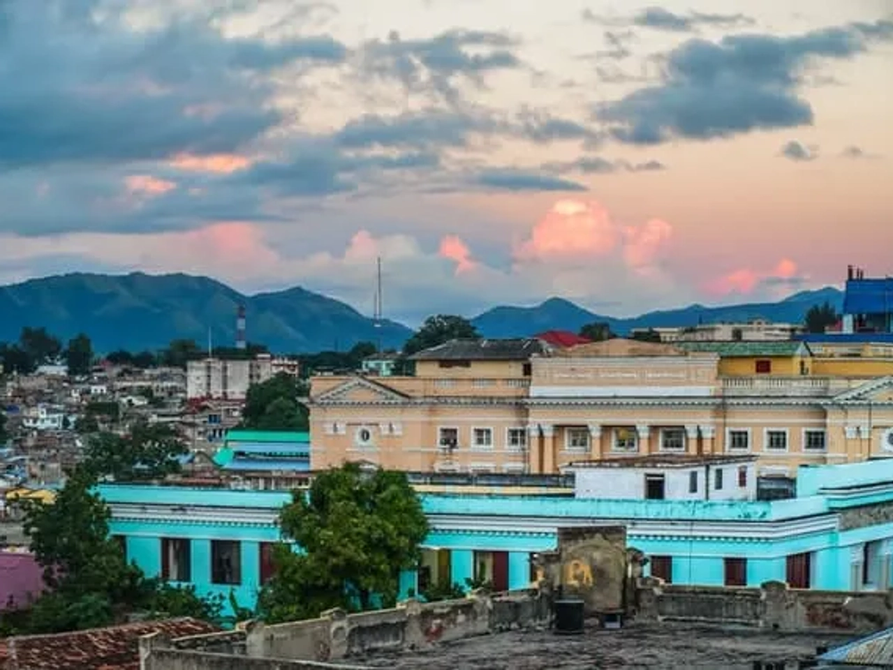 edificios em santiago de cuba em ceu nublado durante o dia