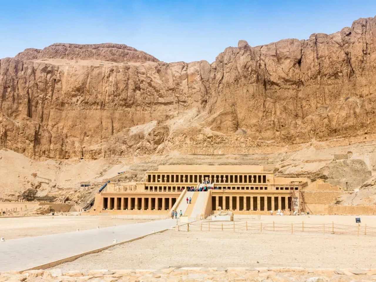 panoramica da entrada da tumba de hatchepsut