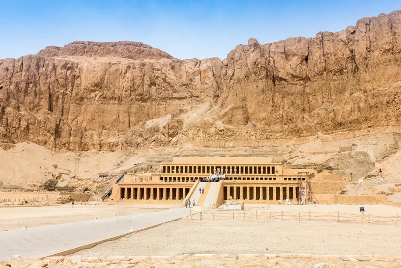 panoramica da entrada da tumba de hatchepsut