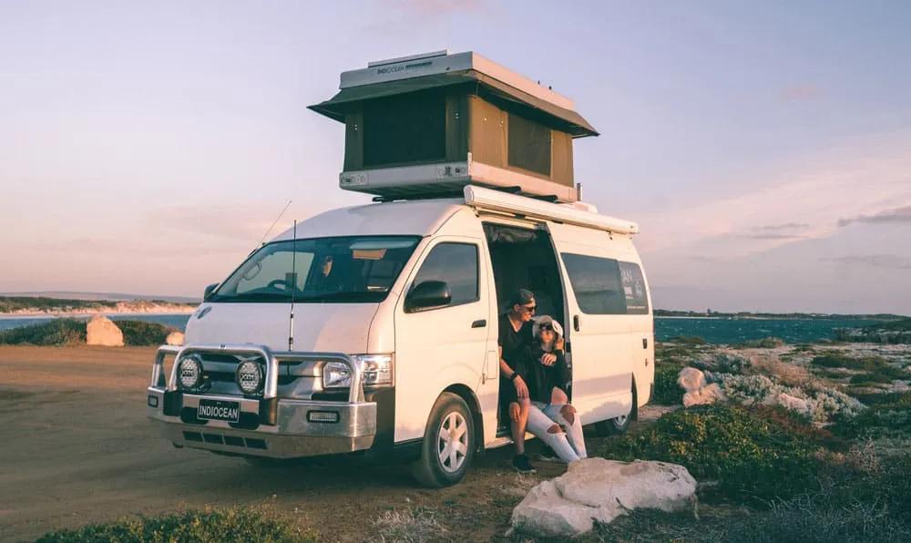 Dónde y cómo dormir con furgoneta: diferencias entre pernoctar, estacionar o acampar