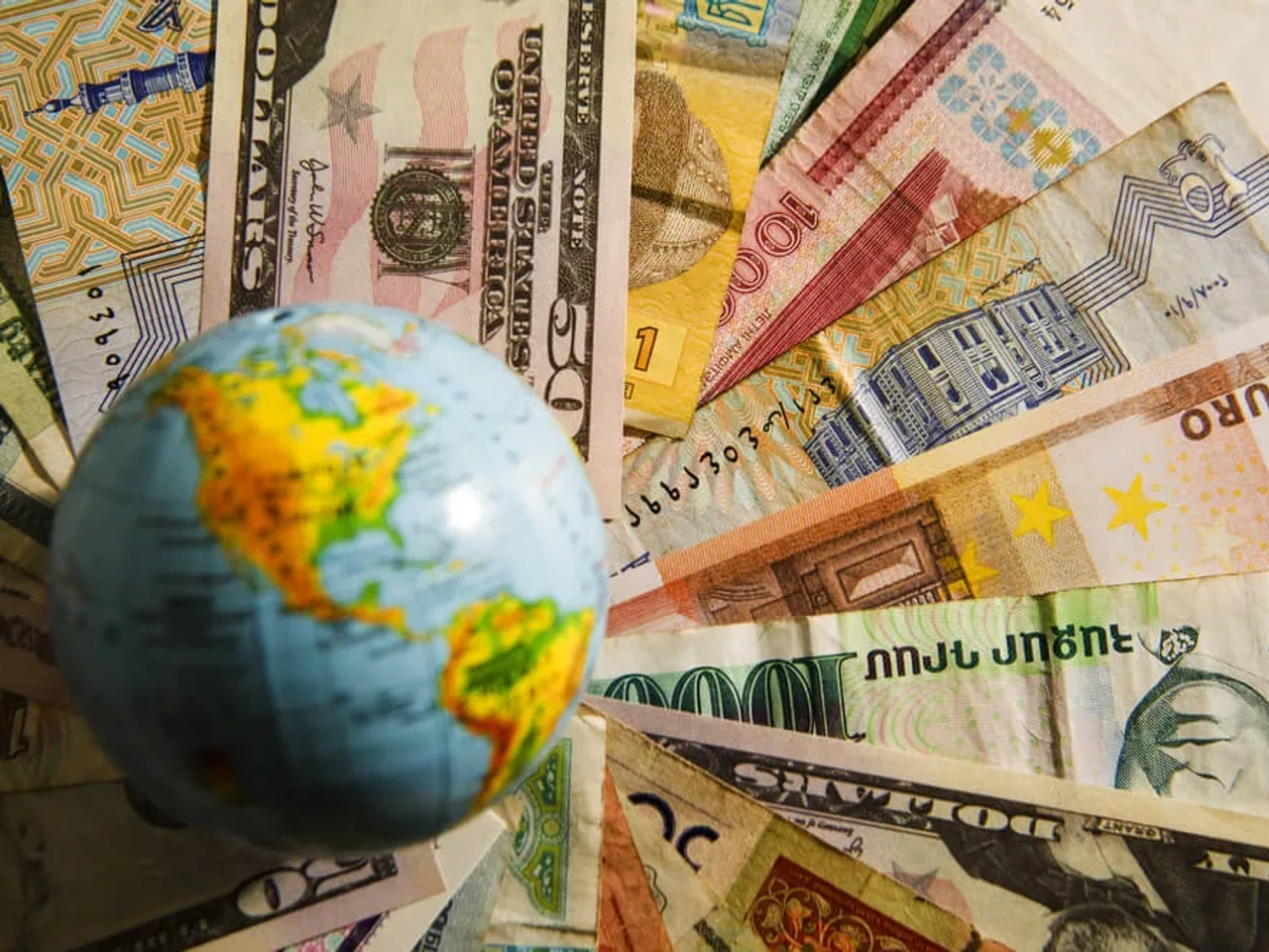 notas de varios paises e globo terrestre