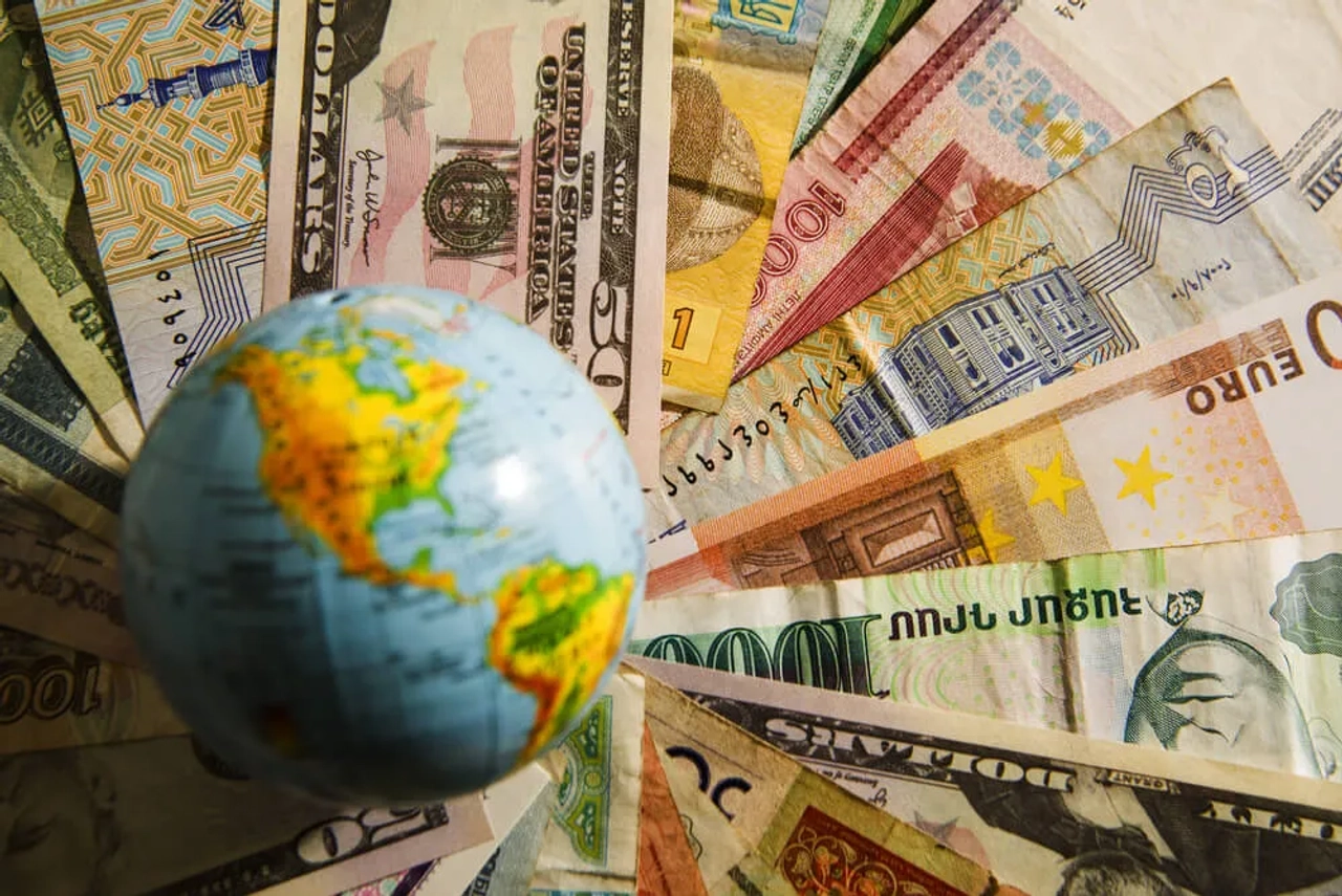 notas de varios paises e globo terrestre