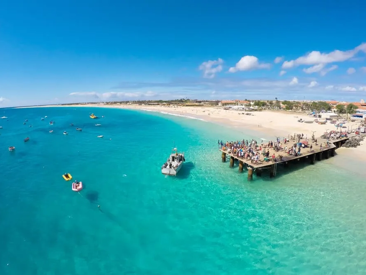 vista aerea da praia e do pontao de santa maria sal cabo verde