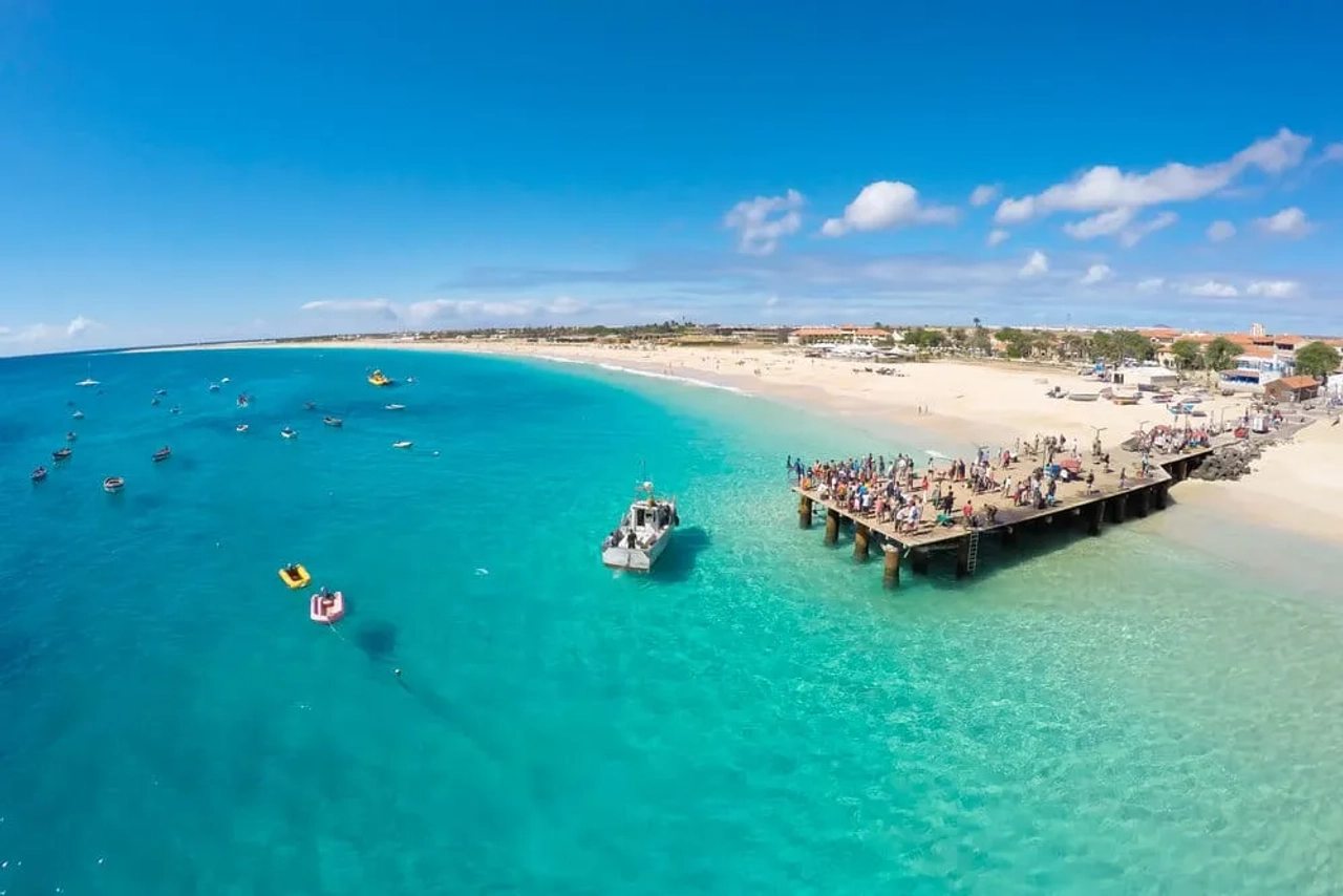 vista aerea da praia e do pontao de santa maria sal cabo verde