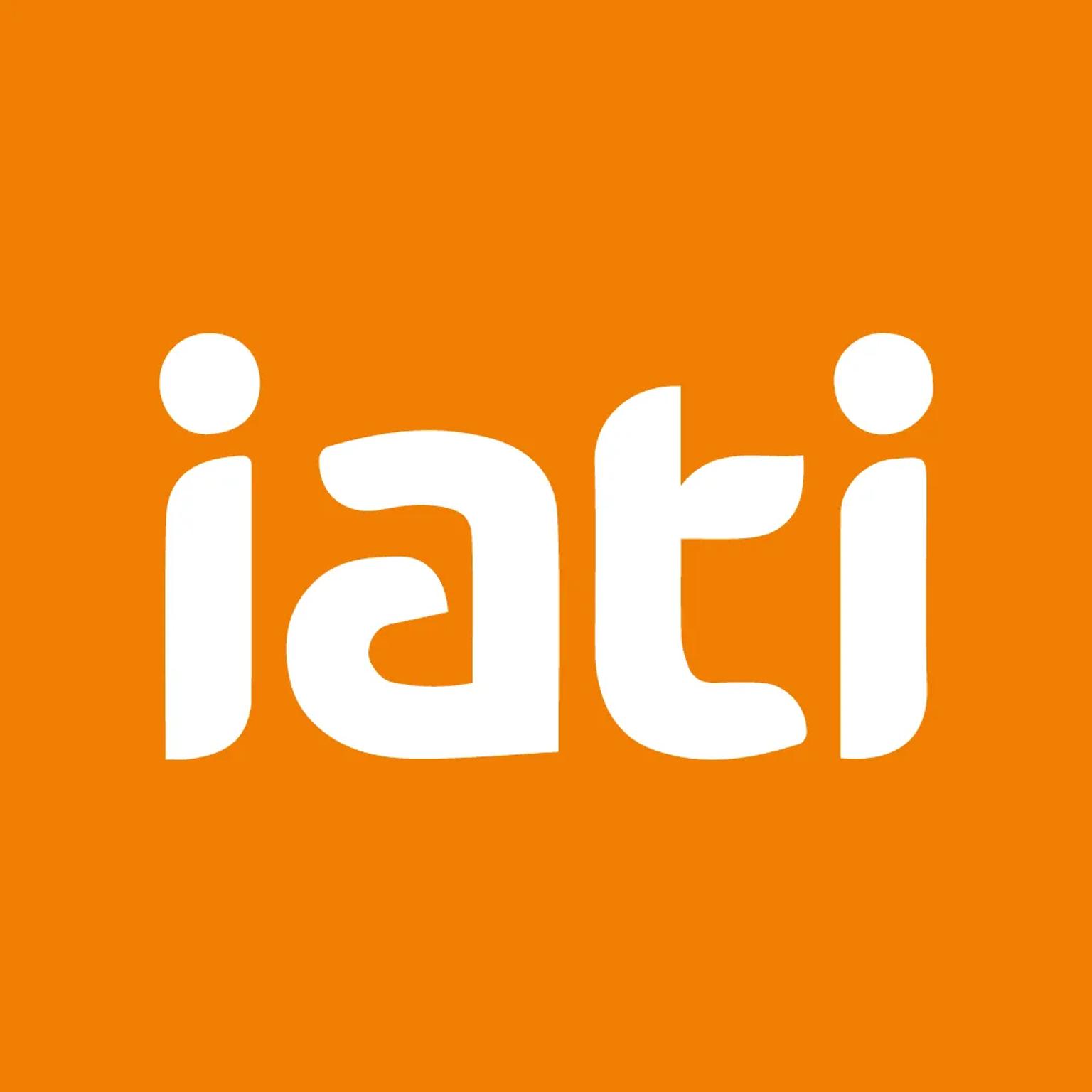 Logo de IATI sobre fondo naranja, relacionado con seguros de viaje.