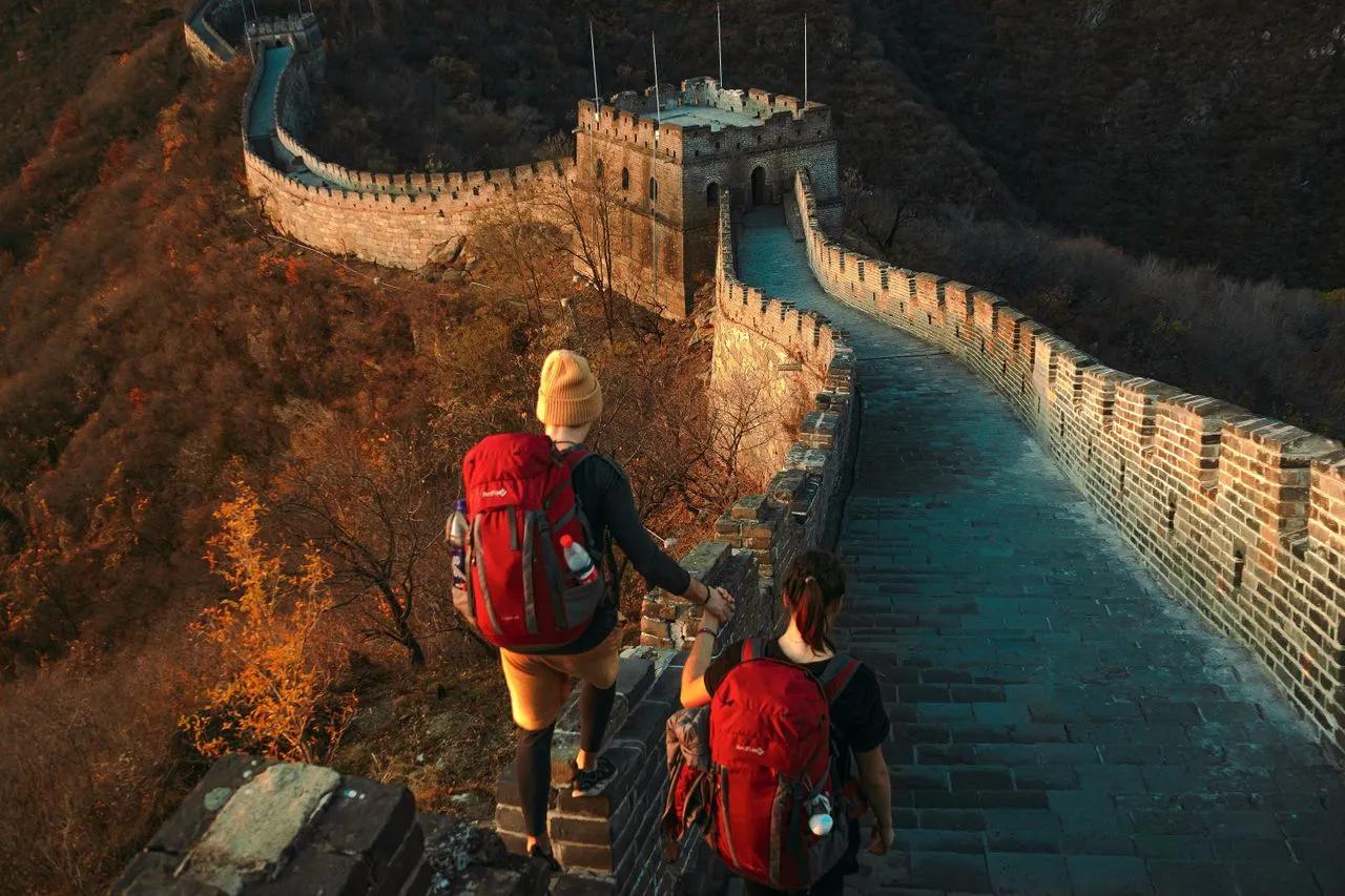 Turisti che percorrono la Grande Muraglia Cinese vicino a Pechino durante un viaggio in Cina.