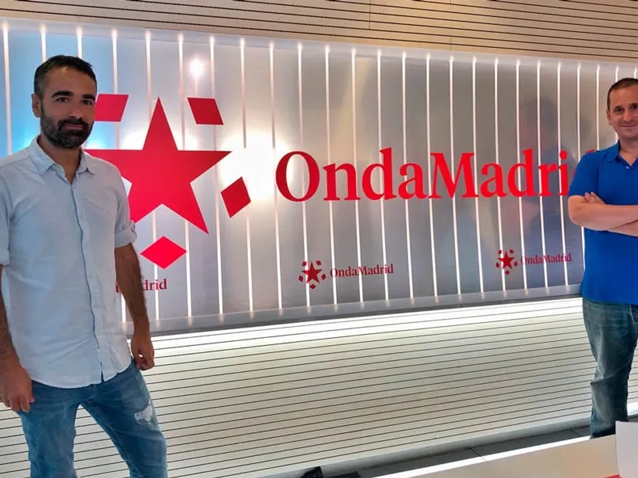 Presentadores del programa de radios de viajes El Galeón de Manila