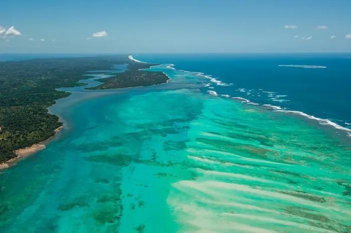 Vista aérea de aguas turquesas y costas de Madagascar. Ideal para viajeros.