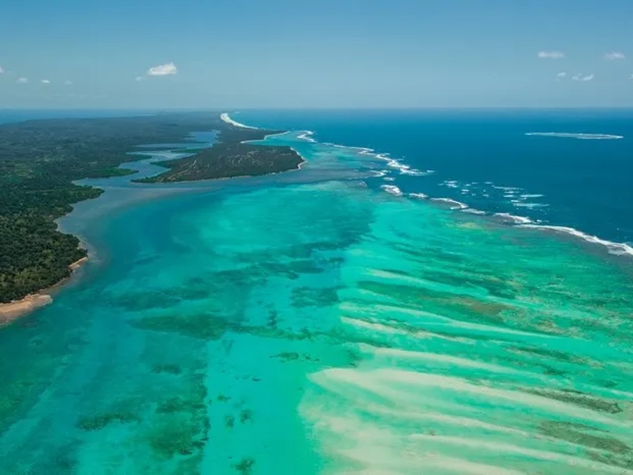 Vista aérea de aguas turquesas y costas de Madagascar. Ideal para viajeros.