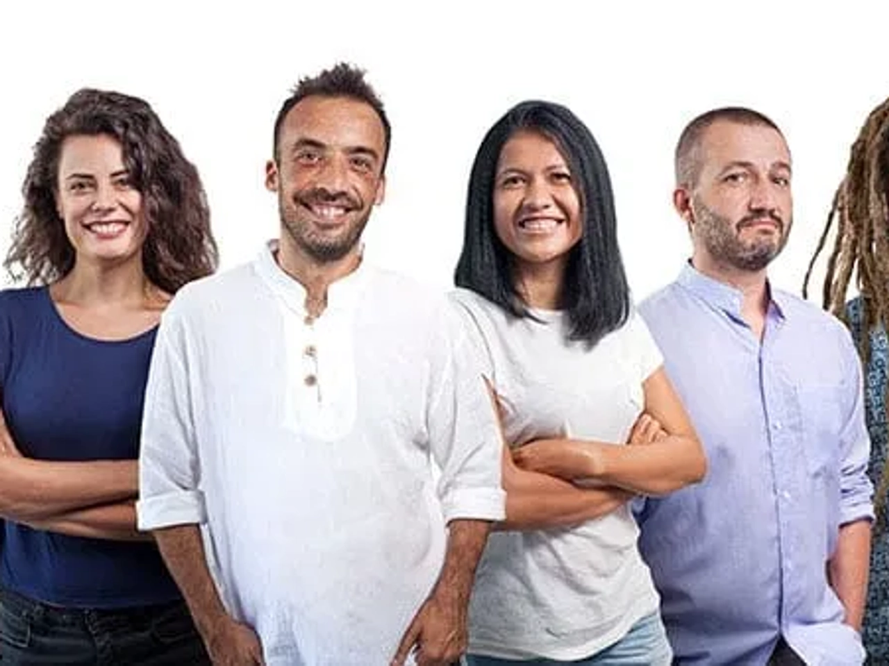 Grupo de seis personas sonriendo, posando juntas en un fondo blanco.