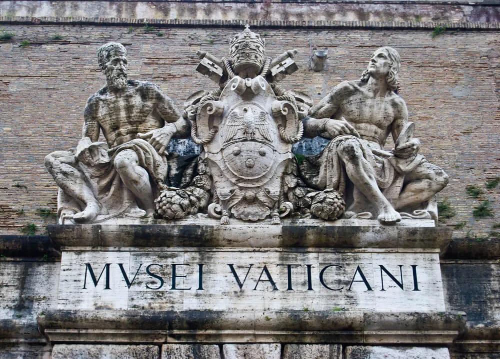 placa na entrada dos museus do vaticano