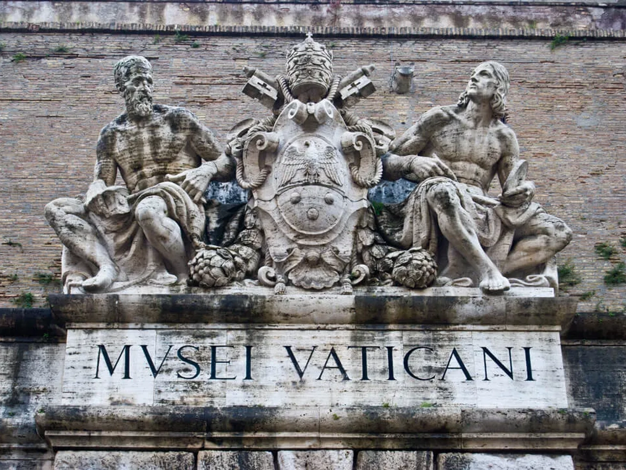 placa na entrada dos museus do vaticano