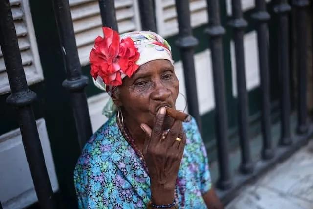 mulher a fumar um charuto em cuba