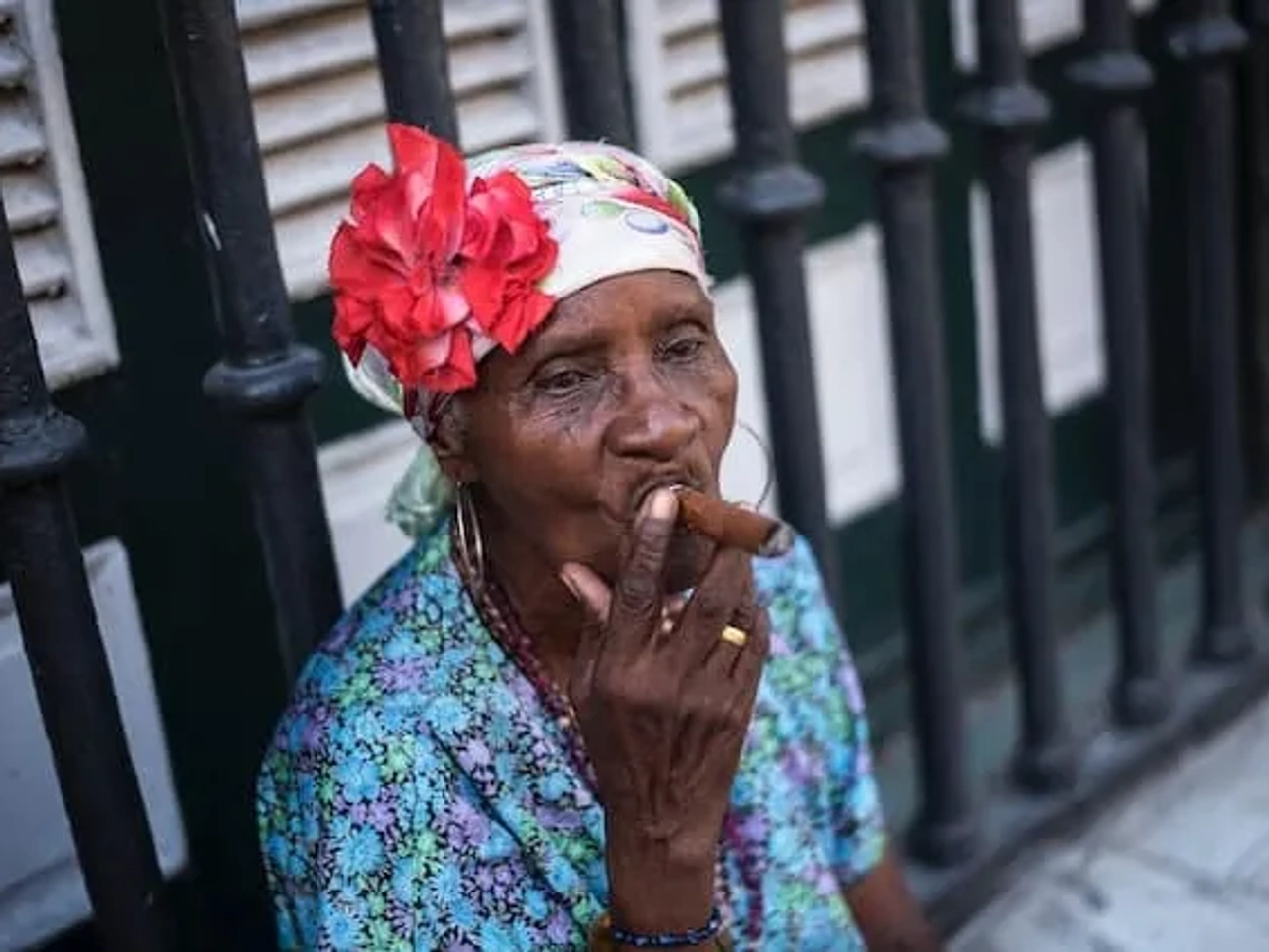 mulher a fumar um charuto em cuba