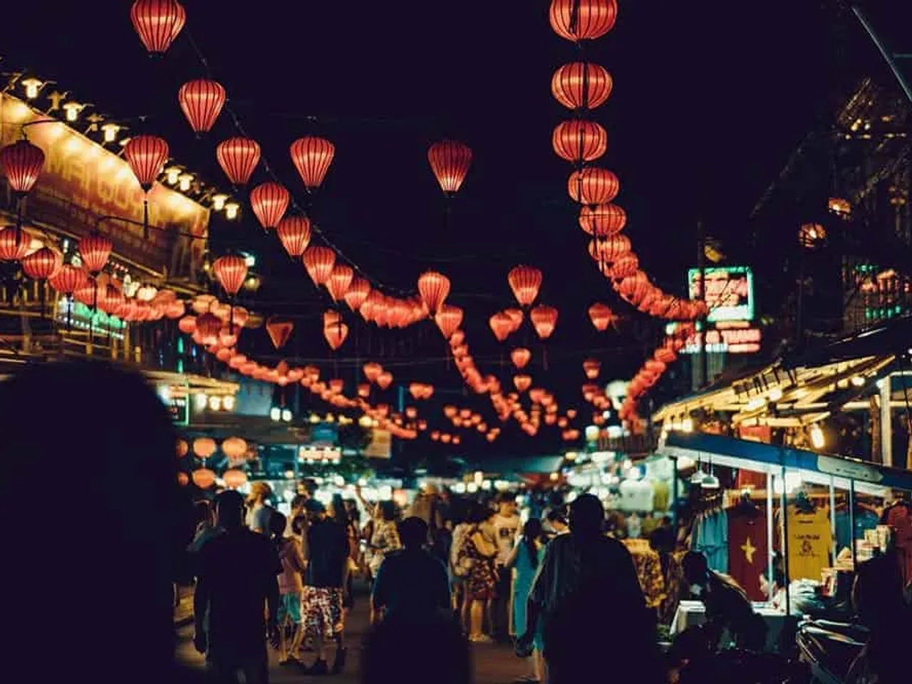 luzes à noite numa rua no vietname