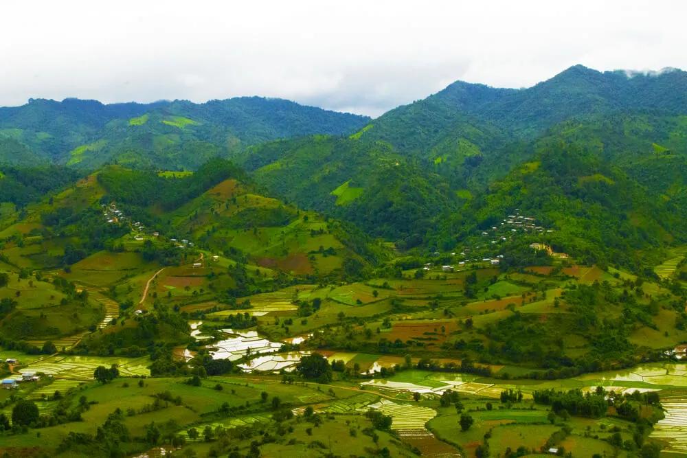 vista aerea dos campos durante o trekking até inle lake