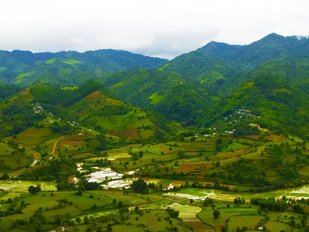 vista aerea dos campos durante o trekking até inle lake