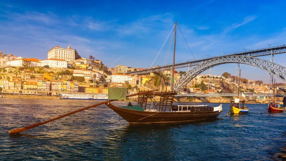 ponte dom luis e barcos rabelos no porto