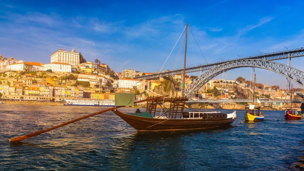 ponte dom luis e barcos rabelos no porto