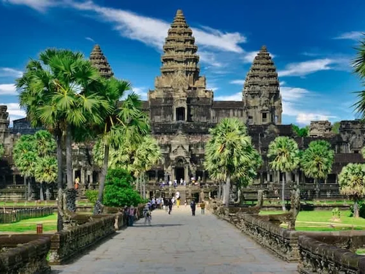 pessoas a andar no parque angkor wat no cambodja no sudeste asiático