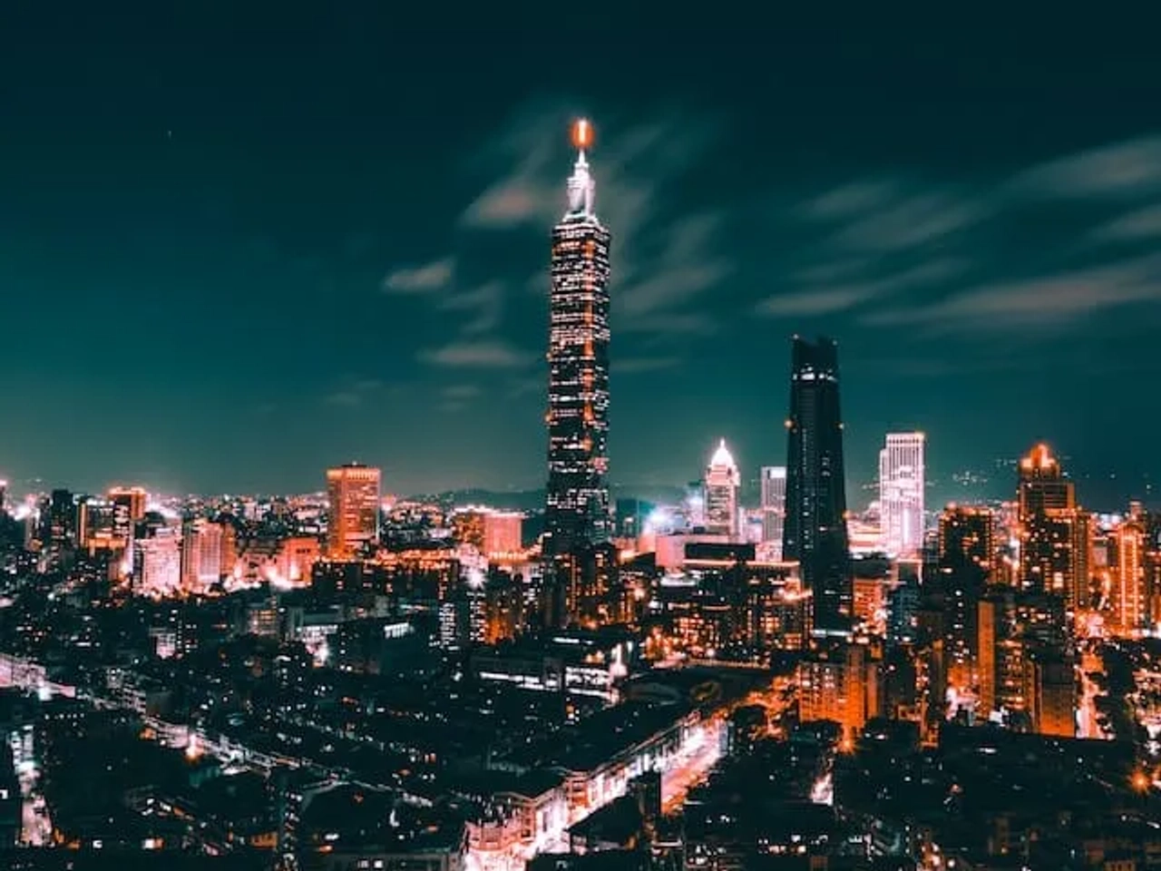 cidade de Taipé à noite com prédios com luz