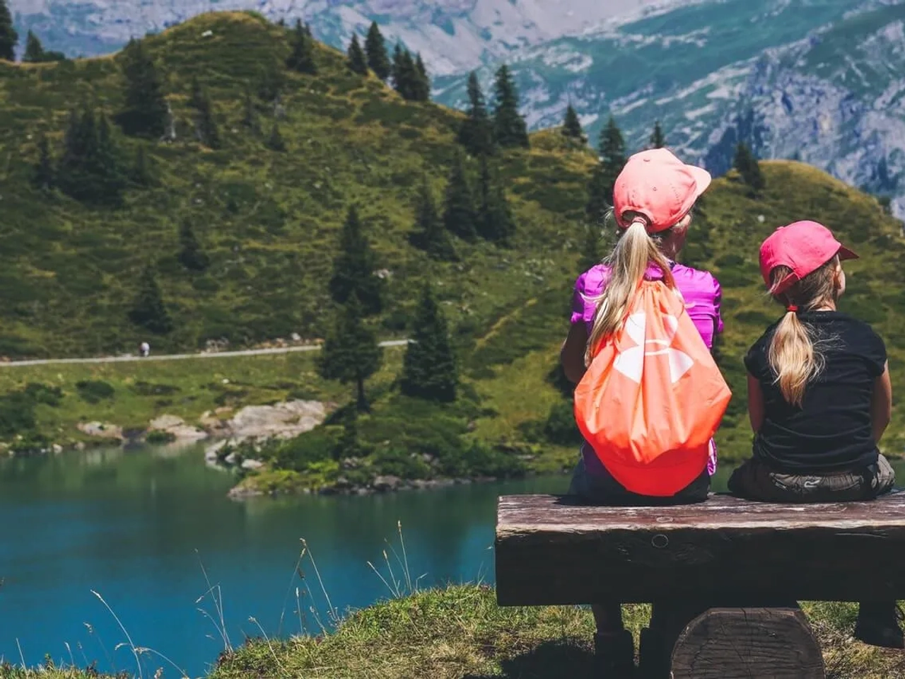 duas crianças viajam com os pais
