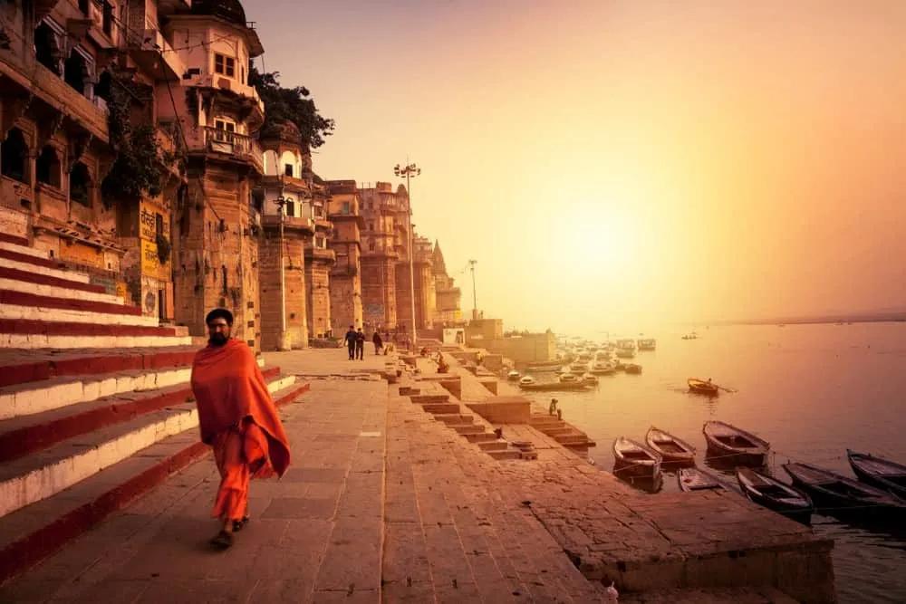 atardecer en los ghats de Varanasi