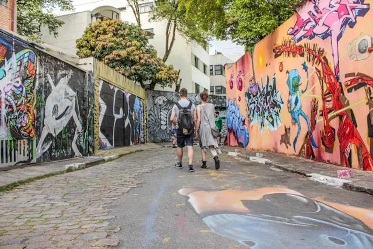 duas pessoas a passear no beco do batman em sao paulo