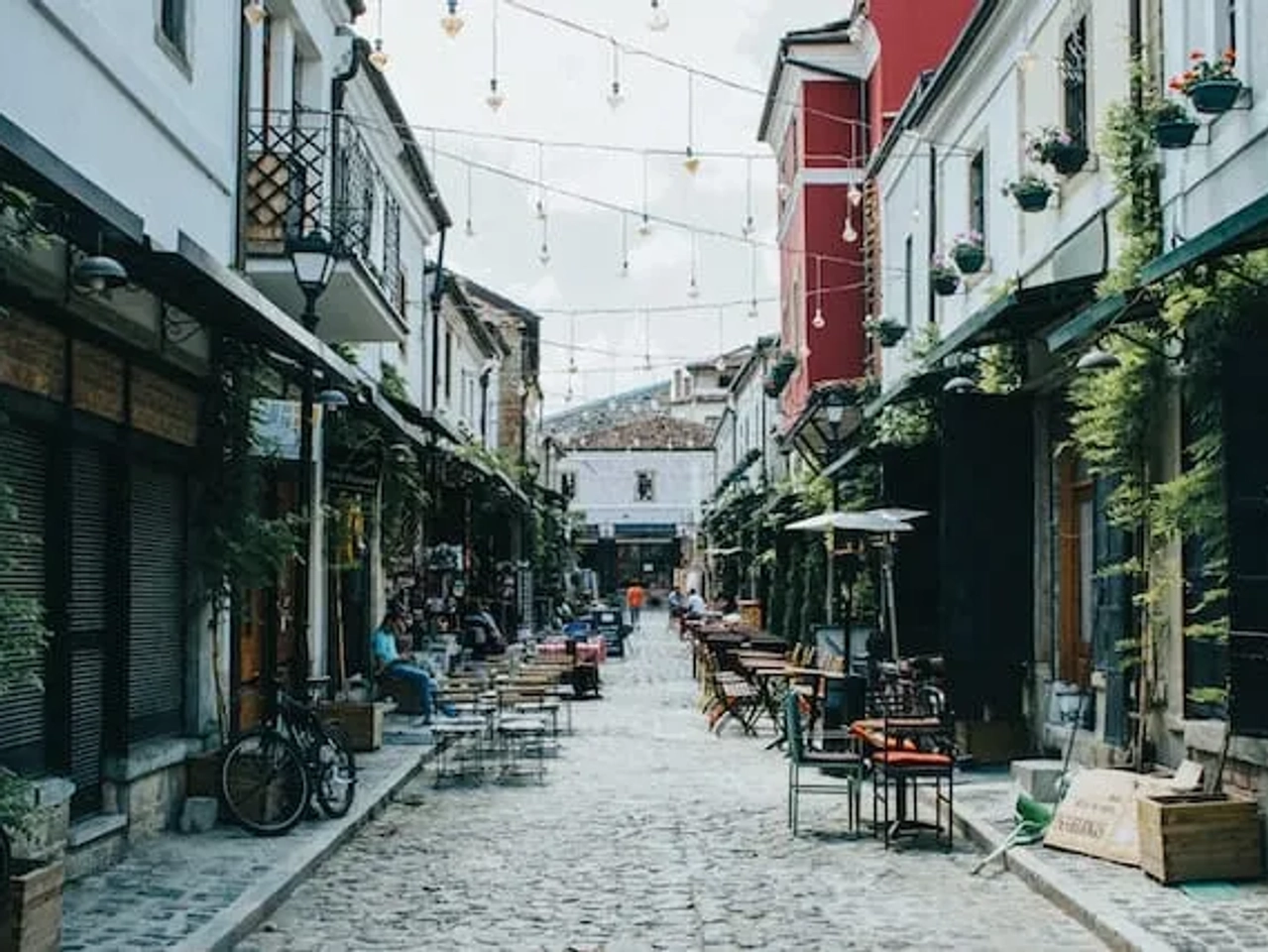 rua com cafes e esplanadas no centro da albania