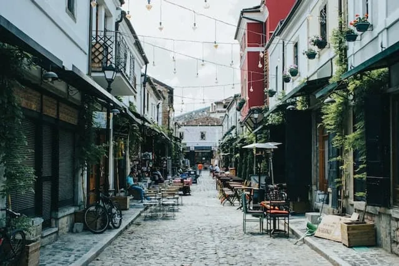 rua com cafes e esplanadas no centro da Albânia
