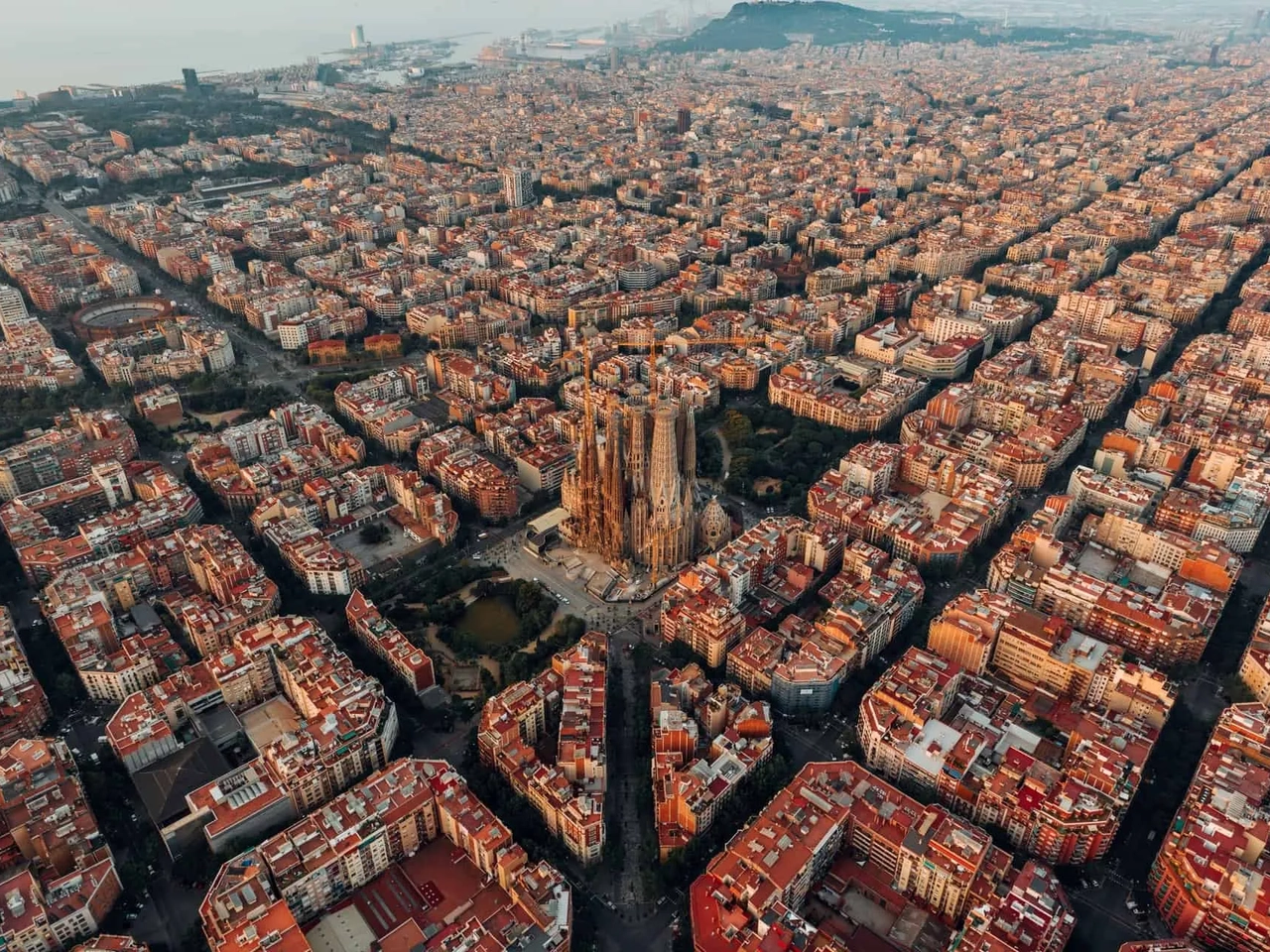 vista de drone da sagrada familia em barcelona