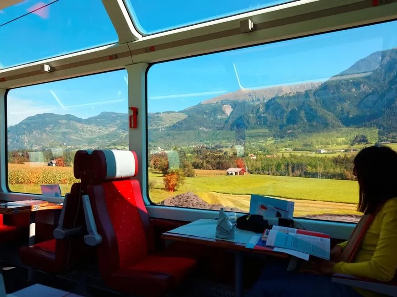 pessoas dentro do comboio glacier express