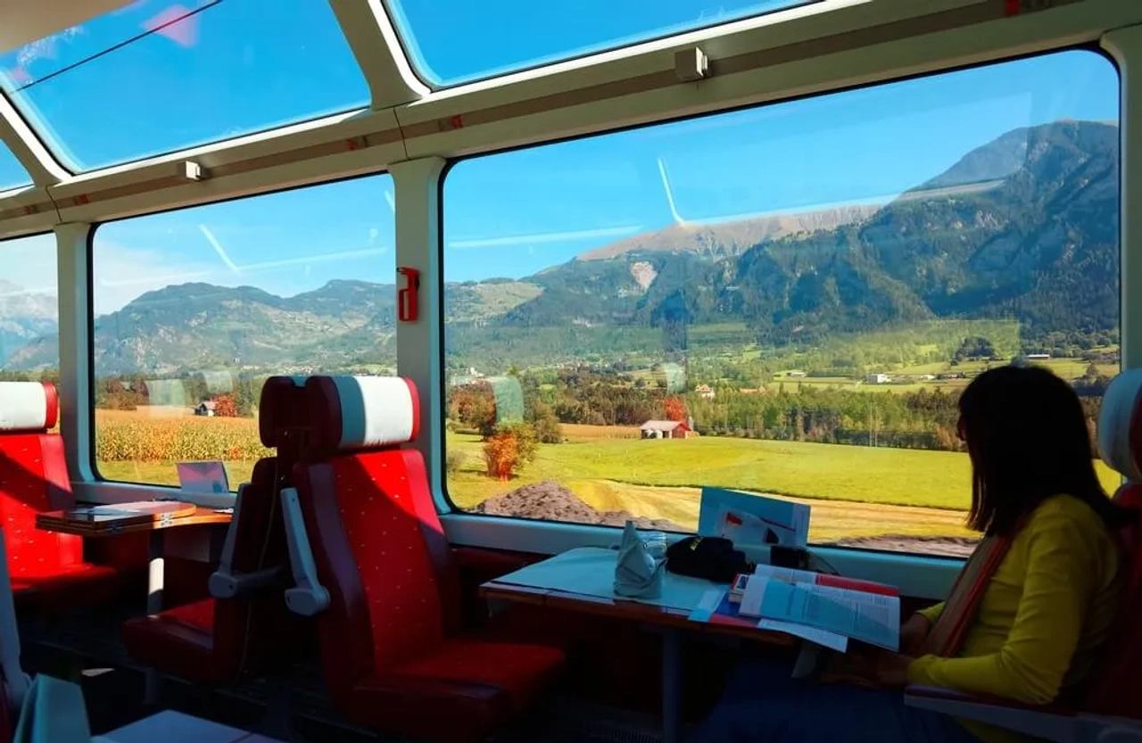 pessoas dentro do comboio glacier express