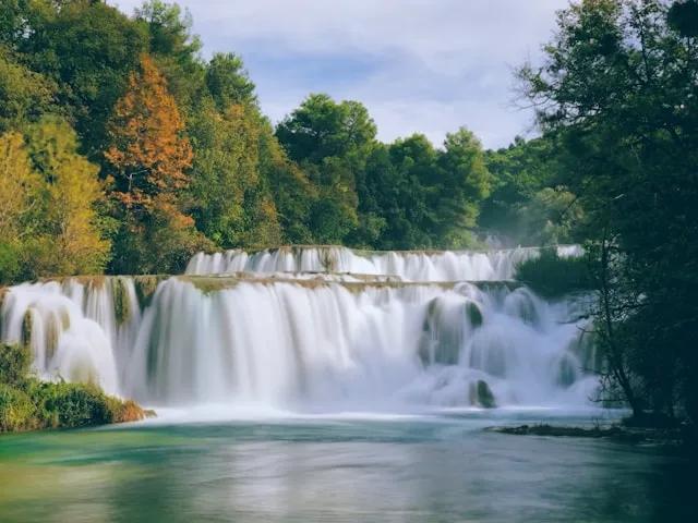 cascata em Skradinski Buk waterfall, Krka National Park, Lozovac, Croacia